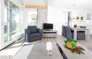 ein Wohnzimmer mit zwei Stühlen und einem Fernseher in der Unterkunft Bodelaeke-Punter in Giethoorn