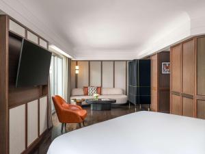 新加坡Fairmont Singapore的酒店客房,配有床和沙发