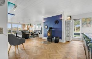 O zonă de relaxare la Cozy Home In Ringkøbing With Sauna