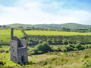 an old building on a hill in a field at The Smithy in Brentor