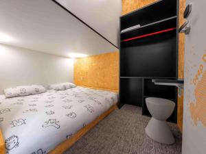 Postel nebo postele na pokoji v ubytování ibis Styles Ljubljana The Fuzzy Log