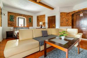 ein Wohnzimmer mit Sofa und Tisch in der Unterkunft Great Polonia Jelenia Góra City Center in Jelenia Góra