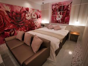 Кровать или кровати в номере HOTEL The KAISER -全室人工ラドン温泉-