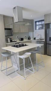 Kuchyň nebo kuchyňský kout v ubytování Nala Realty at Lombardy