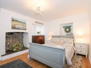 Un pat sau paturi într-o cameră la Pippin Cottage