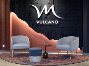 due sedie e un tavolo di fronte a un cartello wiivana di Mercure Zürich City a Zurigo