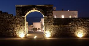 łuk w kamiennej ścianie w nocy w obiekcie Masseria Bernardini by Symphonya Luxury Rentals w mieście Nardò