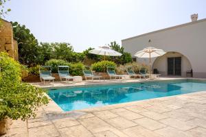 basen z leżakami i parasolami w obiekcie Masseria Bernardini by Symphonya Luxury Rentals w mieście Nardò +37 zdjęć