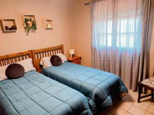 een slaapkamer met twee bedden en een raam bij Bungalow con vistas a la piscina in Torrevieja +26 foto's