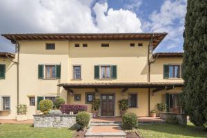 an exterior view of a house with a yard at Villa Alessia, Pool Wellness And Nature Massa e Cozzile in Massa e Cozzile