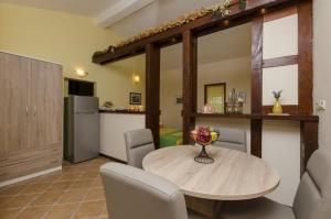 Kuchyň nebo kuchyňský kout v ubytování Studio Apartment in Ražanj with Sea View, Terrace, Air Conditioning, Wi-Fi (4597-3)