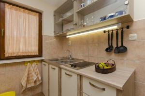 Kuchyň nebo kuchyňský kout v ubytování Studio Apartment in Ražanj with Sea View, Terrace, Air Conditioning, Wi-Fi (4597-3)