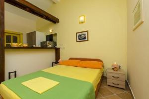 Postel nebo postele na pokoji v ubytování Studio Apartment in Ražanj with Sea View, Terrace, Air Conditioning, Wi-Fi (4597-3)