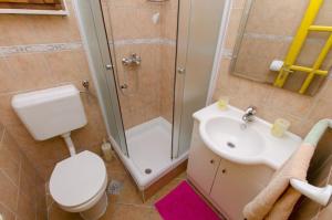 Koupelna v ubytování Studio Apartment in Ražanj with Sea View, Terrace, Air Conditioning, Wi-Fi (4597-3)