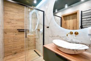a bathroom with a sink and a mirror at Baltic Waves Resort by Baltic Home in Międzyzdroje