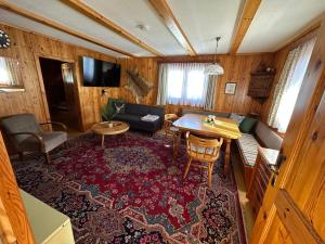 una sala de estar con un sofá y una mesa en das Sopherl, en Sonnenalpe Nassfeld