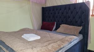 Postel nebo postele na pokoji v ubytování Muni Residences Ug