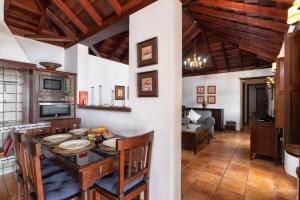 une cuisine et un salon avec une table et des chaises dans l'établissement Lightbooking Los Morales Villa de Mazo, à Mazo