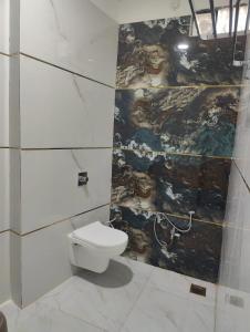 Un baño de Hotel Bhavya