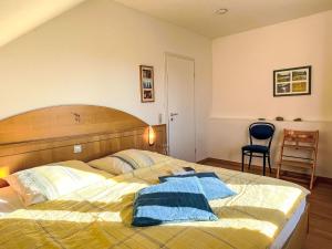 Un dormitorio con una cama con dos toallas encima. en Apartment Schwarzwaldblick III by Interhome, en Bernau im Schwarzwald 32 fotos más