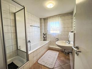 Ένα μπάνιο στο Apartment Schwarzwaldblick IV by Interhome