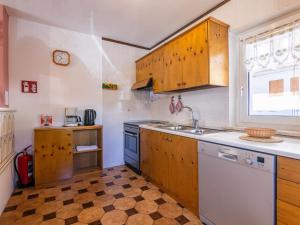 Kuchyňa alebo kuchynka v ubytovaní Apartment Cesa Micheluzzi - CZI712 by Interhome