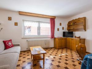 Televízia a/alebo spoločenská miestnosť v ubytovaní Apartment Cesa Micheluzzi - CZI712 by Interhome
