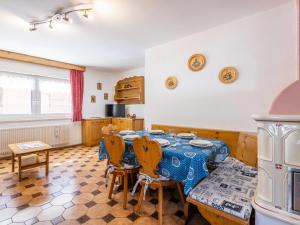 Televízia a/alebo spoločenská miestnosť v ubytovaní Apartment Cesa Micheluzzi - CZI712 by Interhome