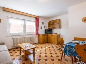 Televízia a/alebo spoločenská miestnosť v ubytovaní Apartment Cesa Micheluzzi - CZI712 by Interhome