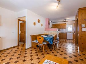 Kuchyňa alebo kuchynka v ubytovaní Apartment Cesa Micheluzzi - CZI712 by Interhome