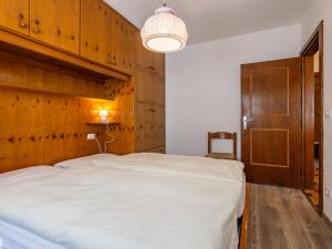 Posteľ alebo postele v izbe v ubytovaní Apartment Cesa Micheluzzi - CZI712 by Interhome