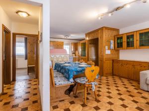 Kuchyňa alebo kuchynka v ubytovaní Apartment Cesa Micheluzzi - CZI712 by Interhome
