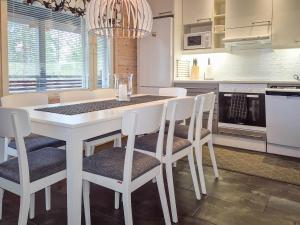 Kuchyň nebo kuchyňský kout v ubytování Holiday Home Päivänsäde 8 lapinkulta by Interhome