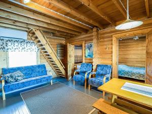 een woonkamer met blauwe banken en een trap bij Holiday Home Illankajo by Interhome in Suninsalmi