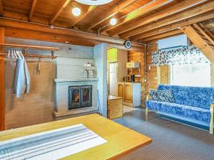 een woonkamer met een blauwe bank en een open haard bij Holiday Home Illankajo by Interhome in Suninsalmi