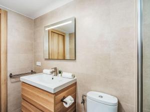 Koupelna v ubytování Apartment Carihuela Playa-2 by Interhome