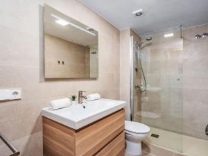 Koupelna v ubytování Apartment Carihuela Playa-2 by Interhome