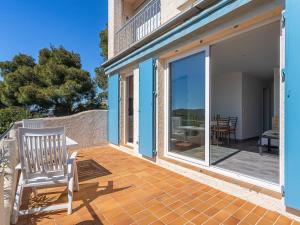une terrasse avec 2 chaises et une table sur une maison dans l'établissement Apartment Les Bougainvillées by Interhome, au Lavandou