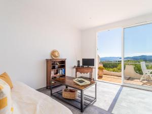 une chambre avec un lit, une table et une fenêtre dans l'établissement Apartment Les Bougainvillées by Interhome, au Lavandou