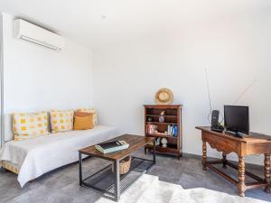 un salon avec un lit et une table dans l'établissement Apartment Les Bougainvillées by Interhome, au Lavandou 21 autres photos