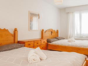 um quarto com 2 camas individuais e uma janela em Apartment Les Cimes by Interhome em Les Crosets