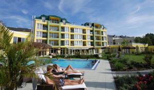 Bazén v ubytování Parkhotel nebo v jeho okolí