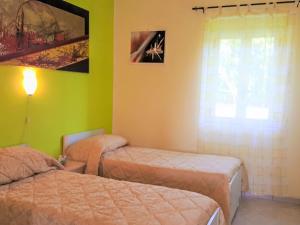 Una habitación de hotel con dos camas y una ventana. en Apartment Heaven-2 by Interhome, en Santa María