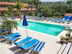 Una piscina en un hotel con tumbonas y una sombrilla. en Apartment Heaven-2 by Interhome, en Santa María