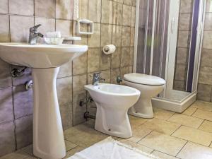 un baño con lavabo e inodoro en Apartment Heaven-2 by Interhome, en Santa María 8 fotos más