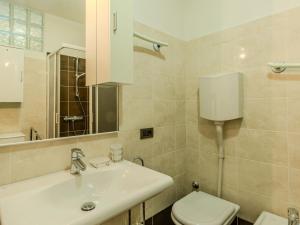 Un baño de Apartment Claudia by Interhome