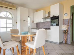 Η κουζίνα ή μικρή κουζίνα στο Holiday Home Alma by Interhome +33 φωτογραφίες