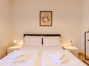 Una cama o camas en una habitación de Apartment Claudia by Interhome