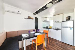 Eurocamp Mobile Homes Kastanija的厨房或小厨房