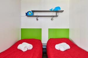 Eurocamp Mobile Homes Kastanija客房内的一张或多张床位